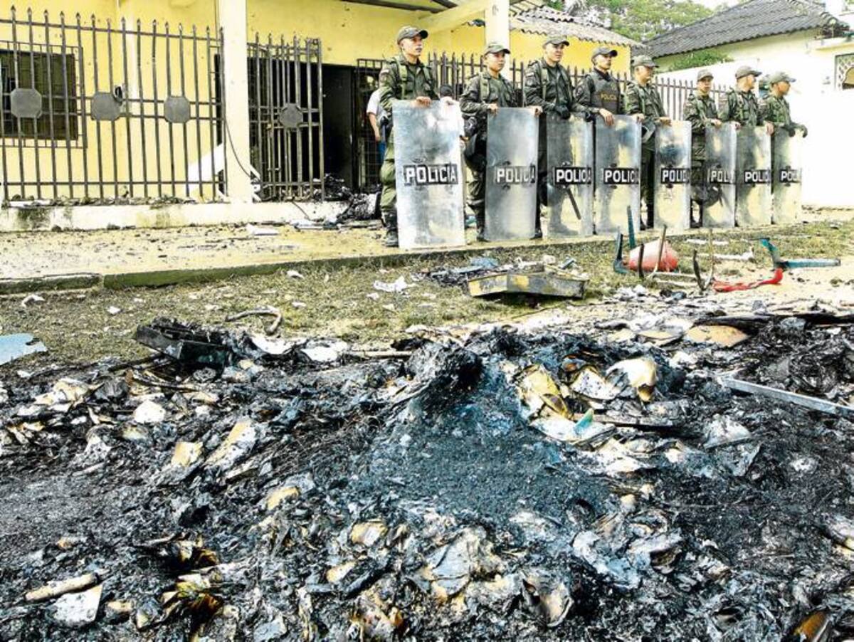 La Registraduría de Villanueva fue incinerada por una turba que no estuvo de acuerdo con el proceso electoral del domingo 31 de octubre del 2011. Julio Castaño Beltrán - El Universal