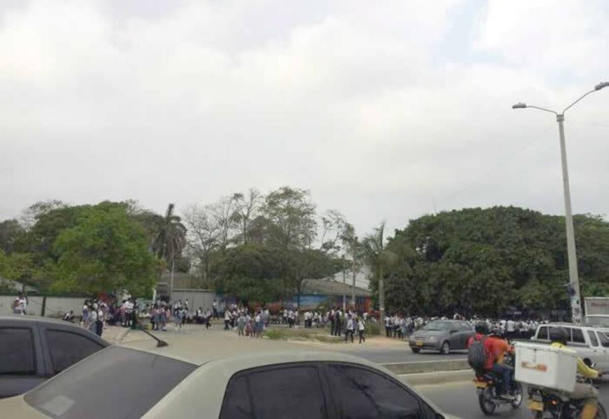 Alumnos bloquean Transversal 54. ROSA MAZA /eluniversal.com.co