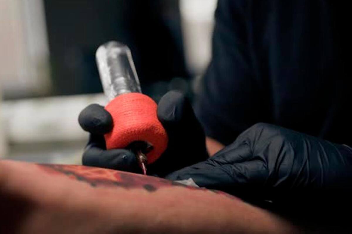 Influencer cartagenero se tatúa nombre de su novia en la espalda