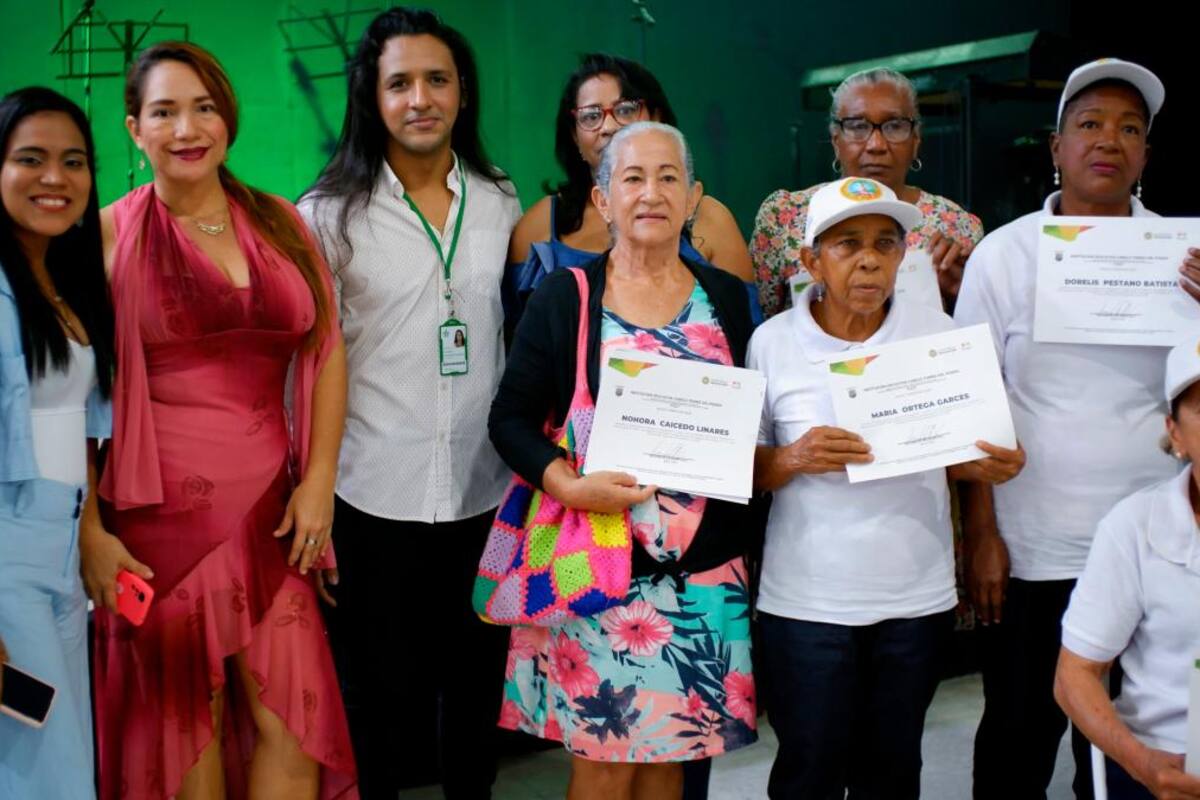 500 adultos mayores y jóvenes se gradúan en su proceso de alfabetización