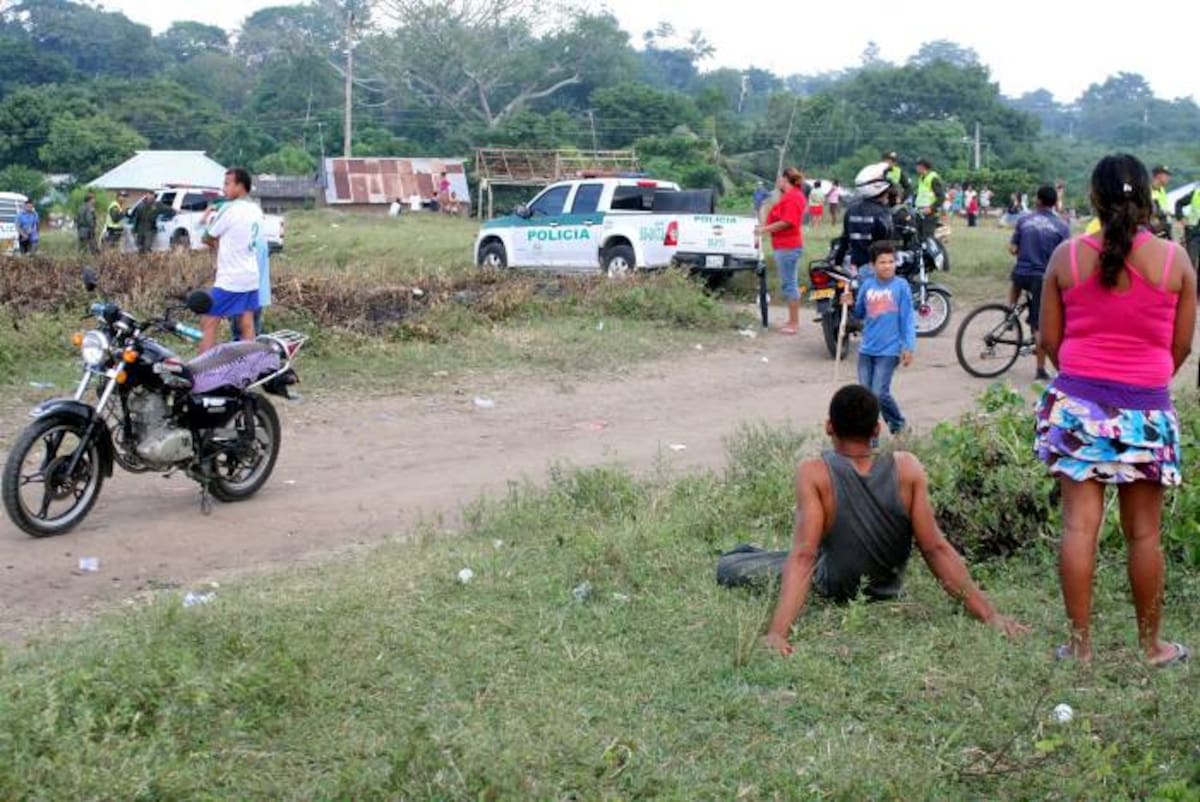 Desde muy tempranas horas las familias comenzaron a limpiar el terreno que invadieron. MANUEL SANTIAGO PÉREZ - EL UNIVERSAL -