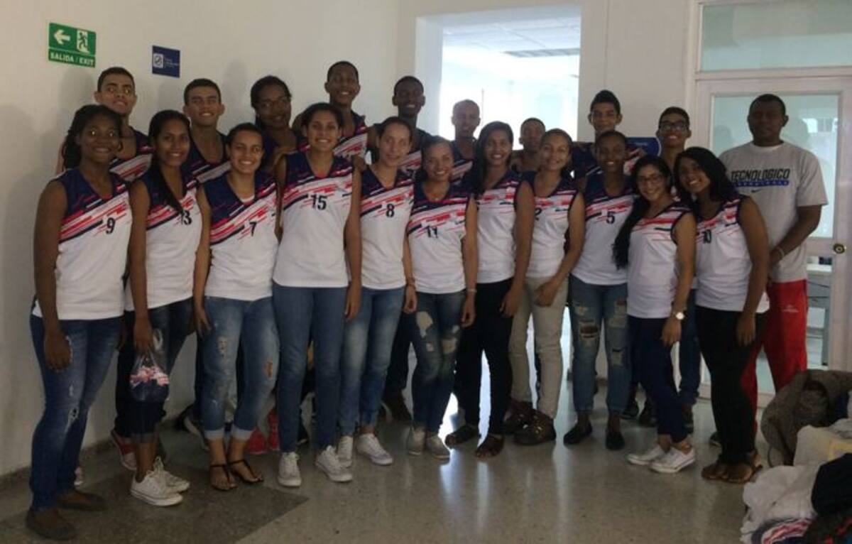Equipos masculino y femenino del Tecnológico de Comfenalco en la disciplina de Baloncesto. Cortesía