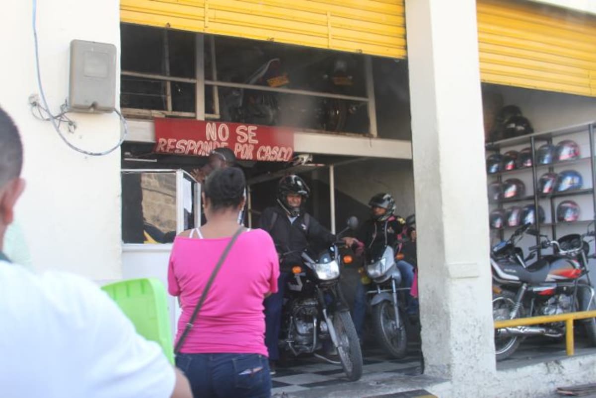 En el centro hay lugares donde ya se cobra por prestar el servicio de parqueo. En especial, para las motos. El Universal.