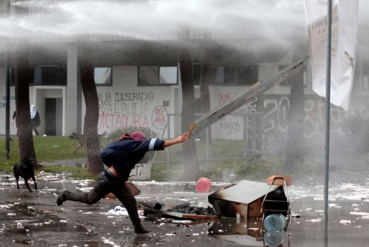 Las marchas terminaron en enfrentamientos con la policía. AP