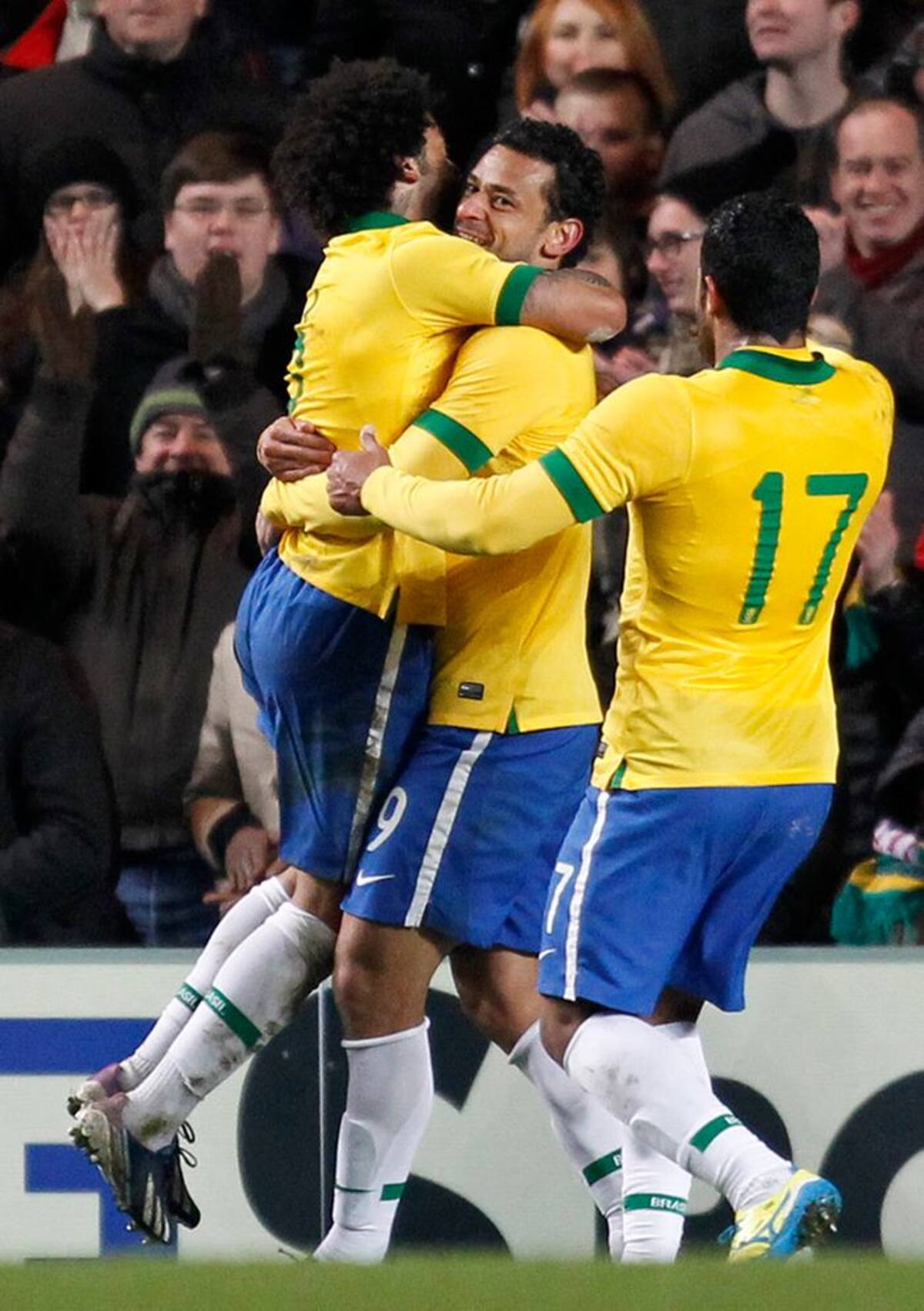 Fred salva el empate ante Rusia (1-1) en otro mal partido de Brasil. AFP
