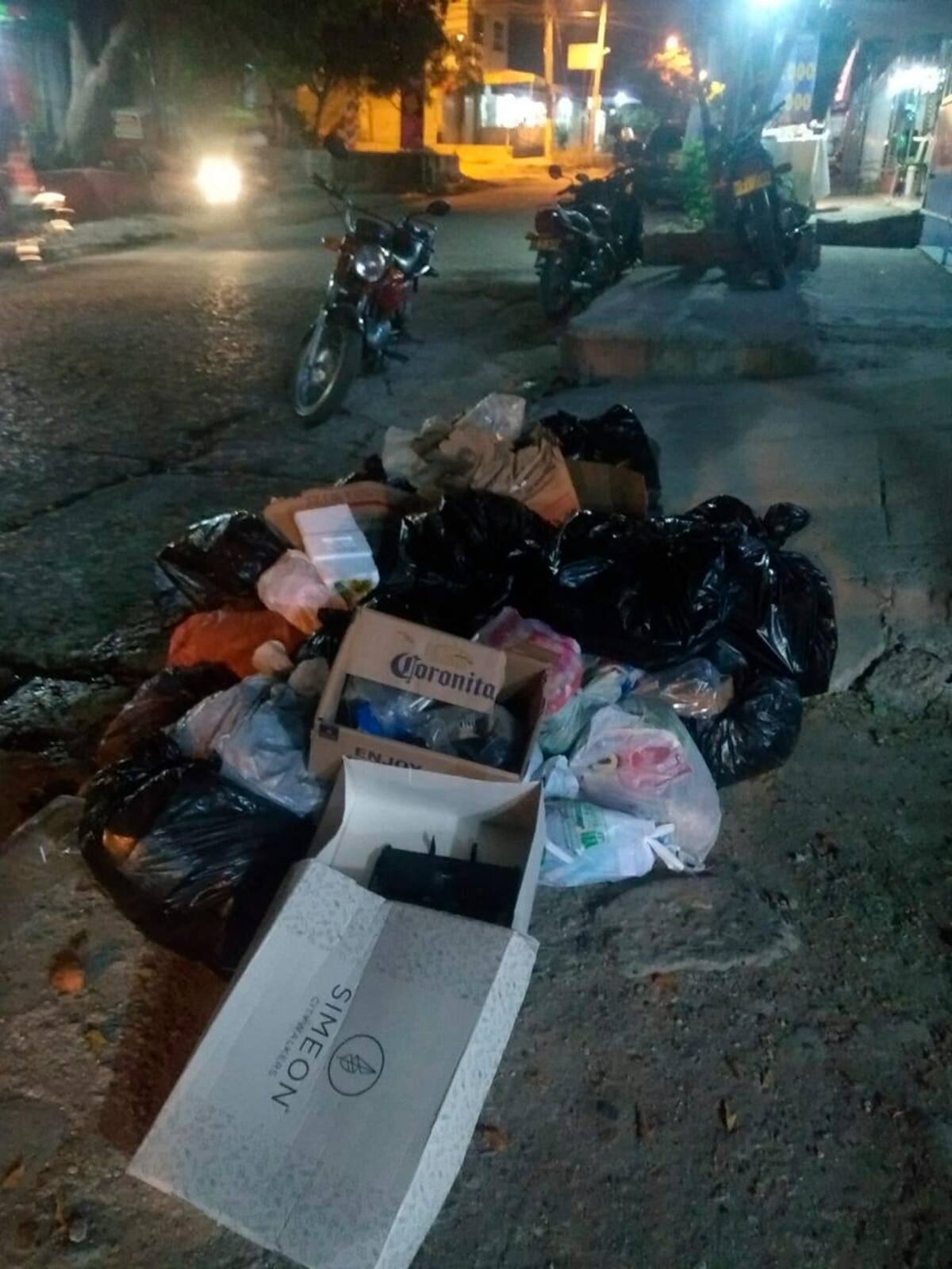 Los andenes de Nuevo Campestre están llenos de basura. // Zenia Valdelamar.