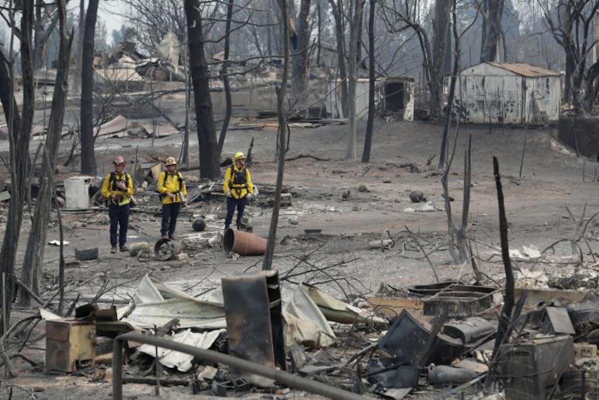 Miles de personas más abandonaron sus casas el domingo en el norte de California por nuevos incendios cerca de una pequeña ciudad en un lago. AP Marcio José Sánchez
