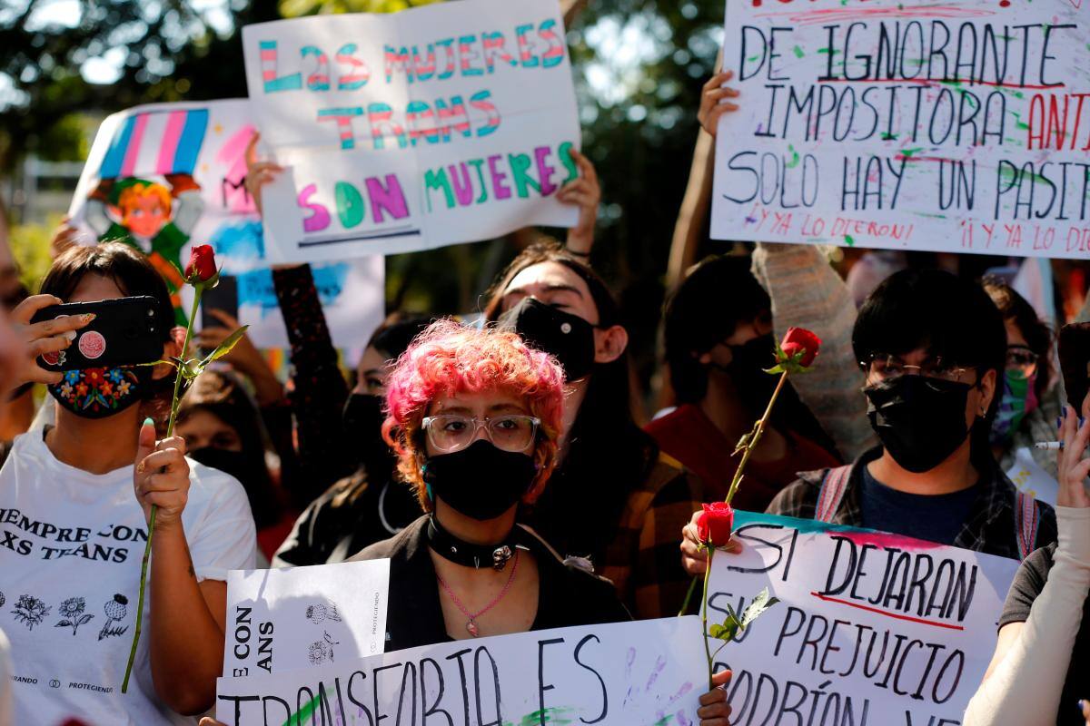 Integrantes y simpatizantes de la comunidad LGBT protestan en el marco del Día Internacional de la Memoria Trans, en Guadalajara, estado de Jalisco (México). //EFE