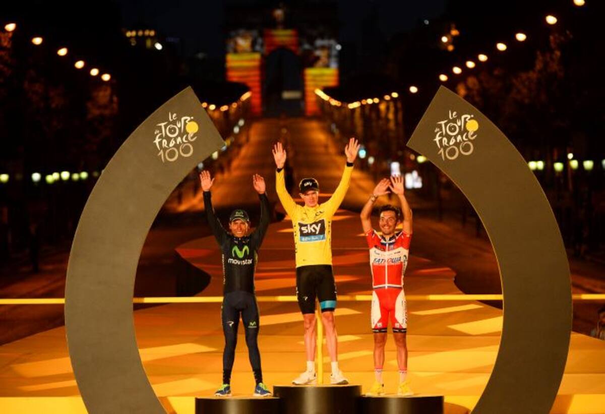 Los tres mejores del Tour de Francia en el podio. AP