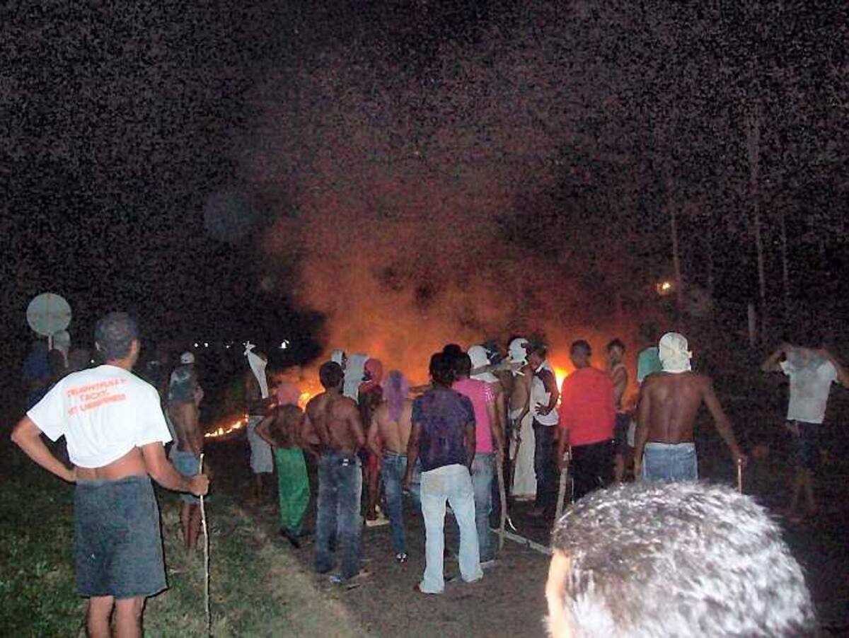 Los habitantes del corregimiento Nueva Estación bloquearon la troncal de occidente para que les suministraran el servicio de agua. GERMÁN MADERA/EL UNIVERSAL
