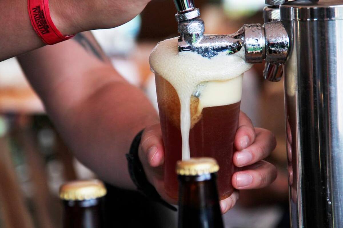 Preocupación por escasez de cerveza y alza en precios en Colombia