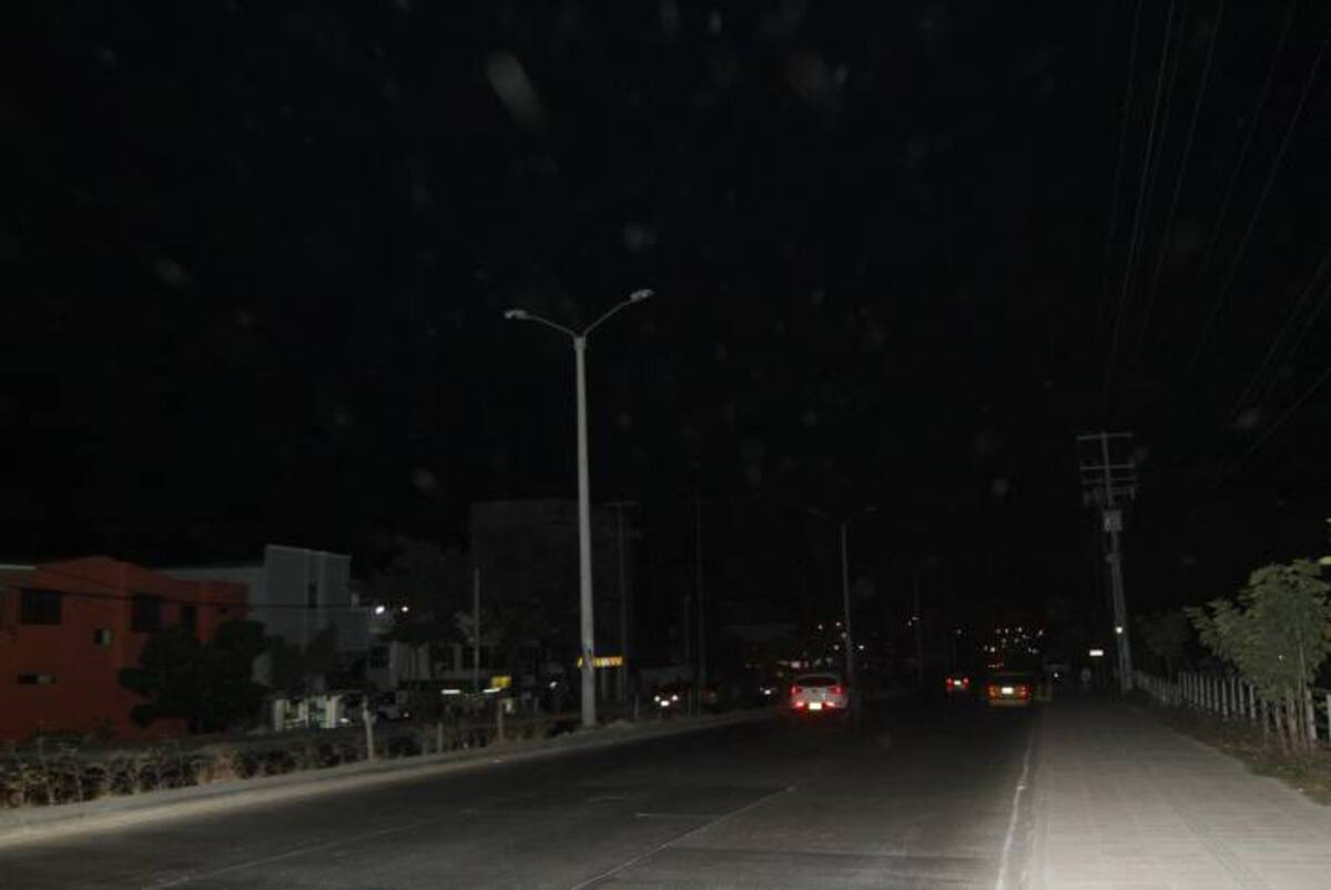 Según el DATT, la falta de alumbrado ha hecho que varios conductores se estrellen contra el separador de la Avenida del Bosque y ha generado choques entre vehículos. EL UNIVERSAL