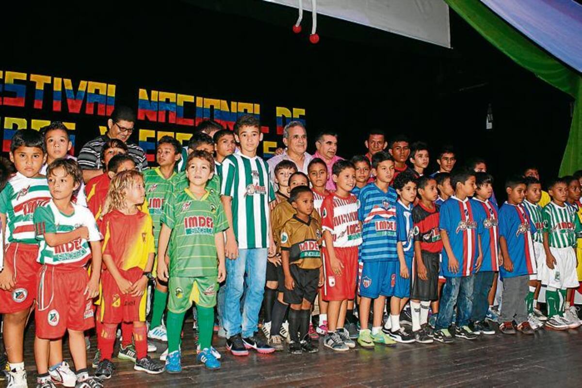 El Festival Nacional de Balompié fue lanzado la noche del martes en el Teatro Municipal con la presencia del alcalde Jairo Fernández. FOTO/ CORTESÍA.