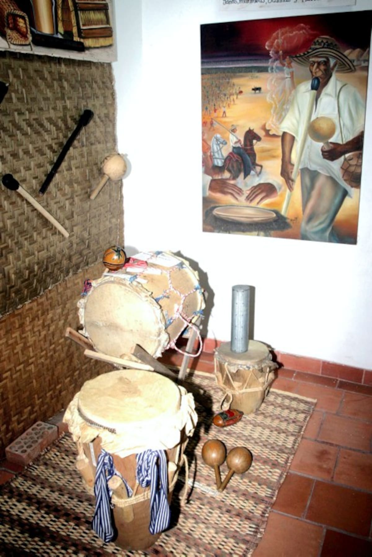 Instrumentos musicales, tambores de madera forrados con cuero de animal de monte.