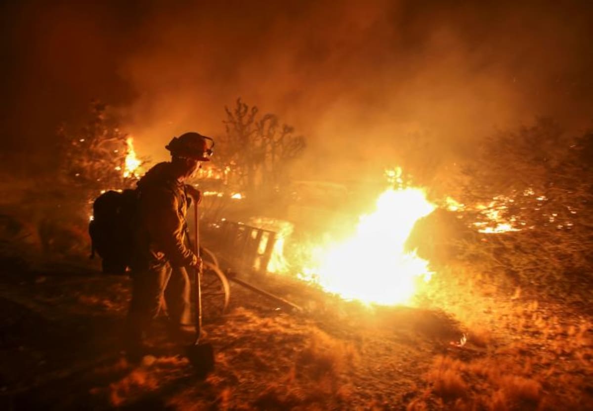 Los bomberos intentan apagar las llamas en Los Angeles, California. AFP RINGO CHIU