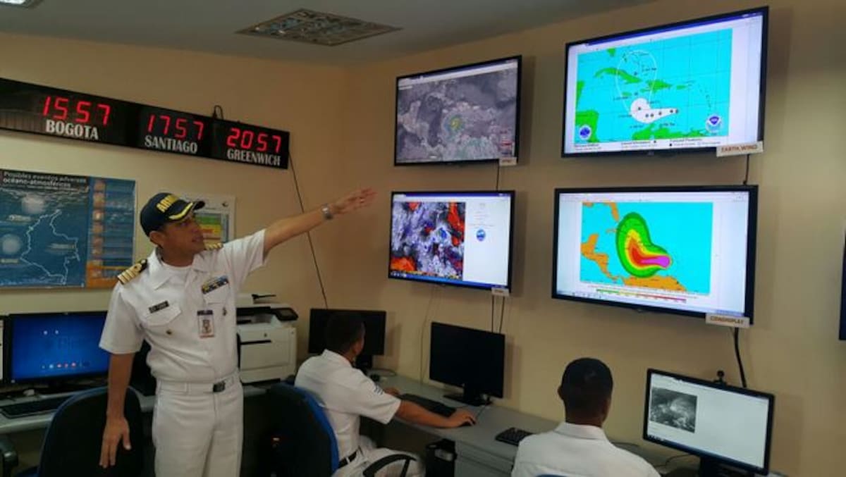 El director del CIOH, capitán de Navío Alex Ferrero, muestra la trayectoria de “Matthew”. CORTESÍA