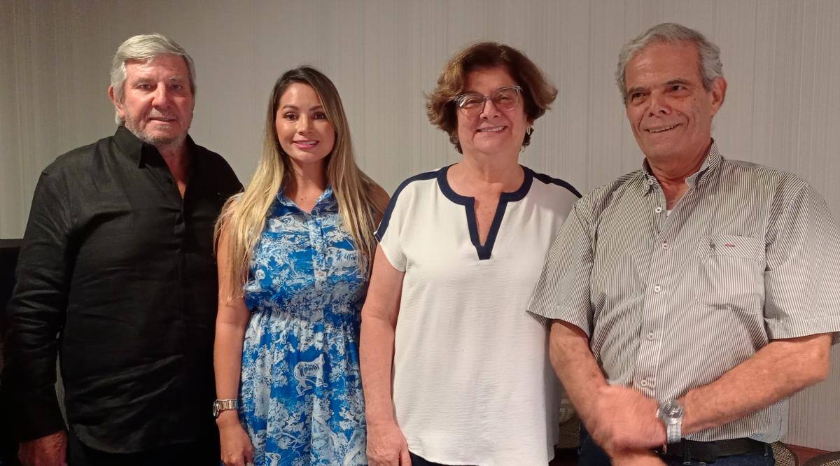 Carlos Bozzi, Delsy Hincapié, Gloria de Bozzi y Roy Bozzi.