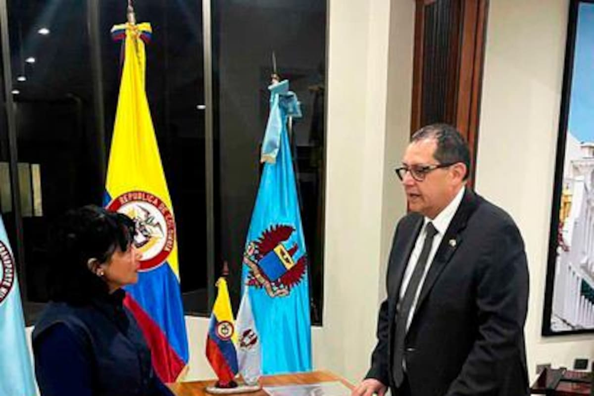 En el avión presidencial regresaron dos urnas funerarias precolombinas