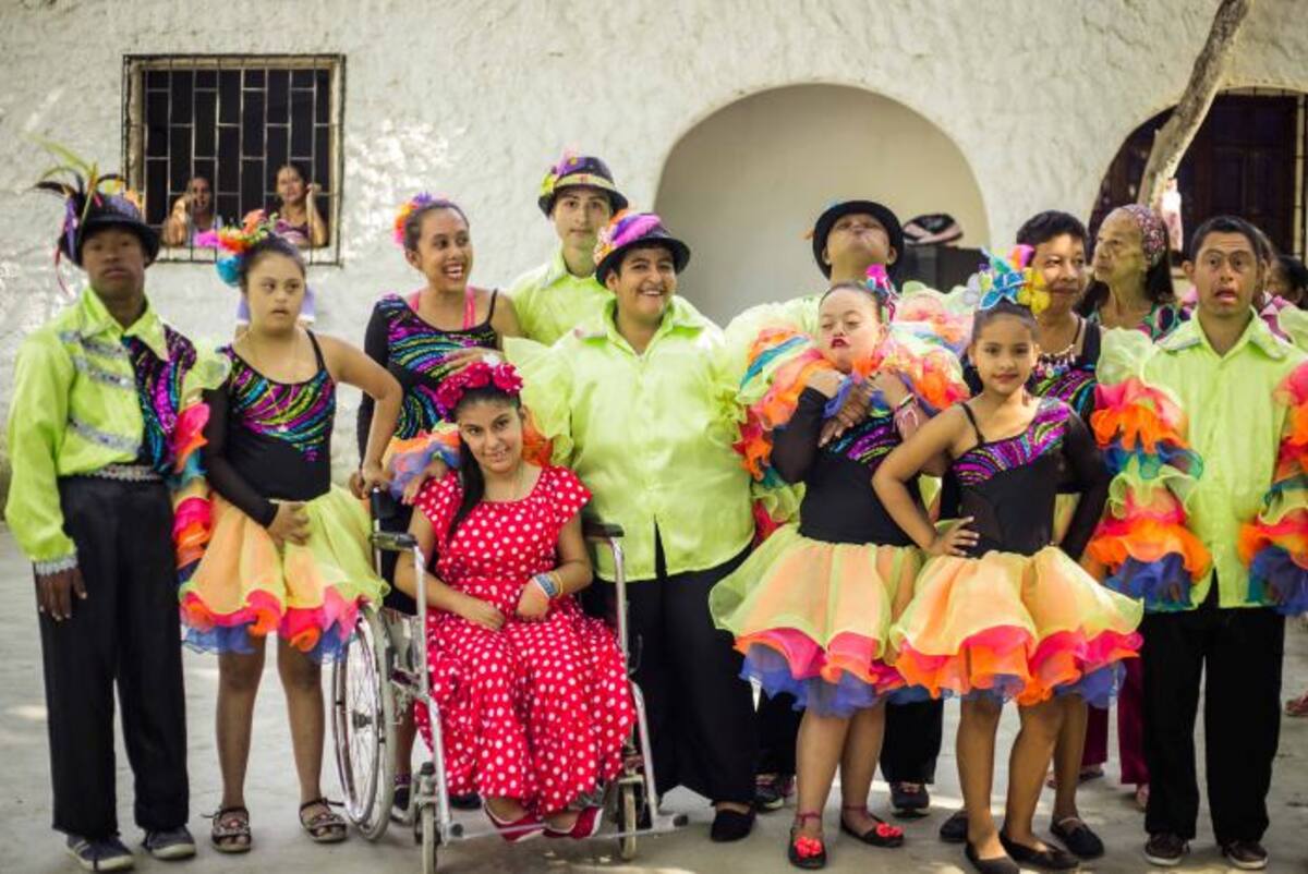 La profesora Lisbeth Barrios con uno de sus alumnos. CORTESÍA