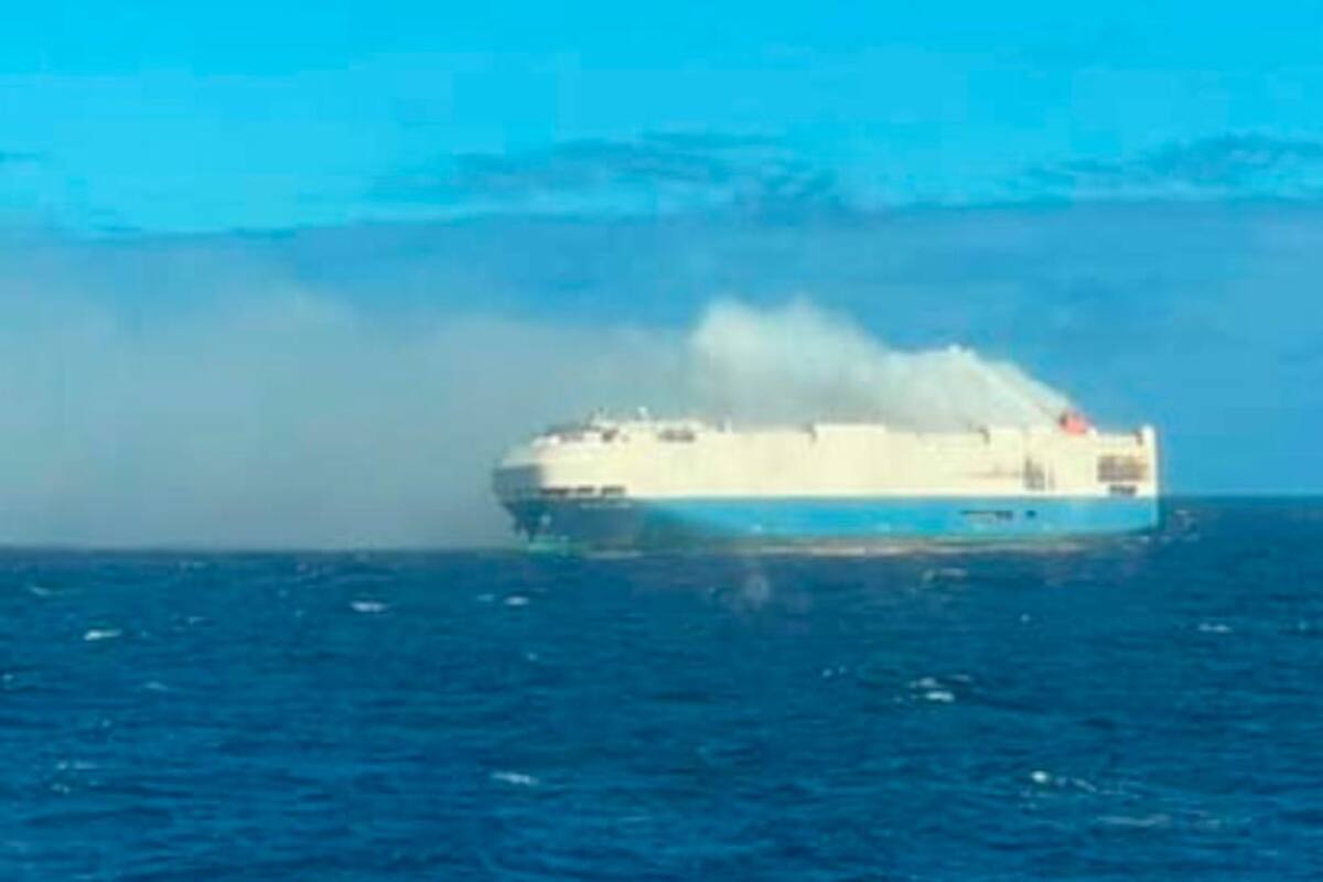 Buque que transporta autos se incendia y queda a la deriva en el Atlántico
