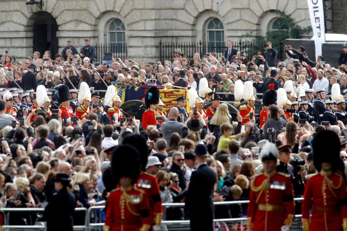 Video: así se vivió el cortejo fúnebre de la reina Isabel II en Reino Unido