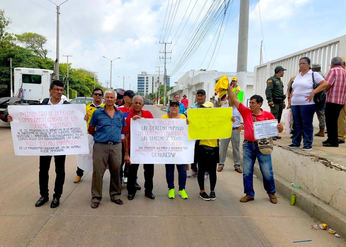 Beneficiarios y miembros de la reserva activa de las Fuerzas Militares de Colombia, realizaron este viernes un plantón en frente de la sede de la Escuela Naval de Sub Oficiales ‘ARC Barranquilla’ El Universal