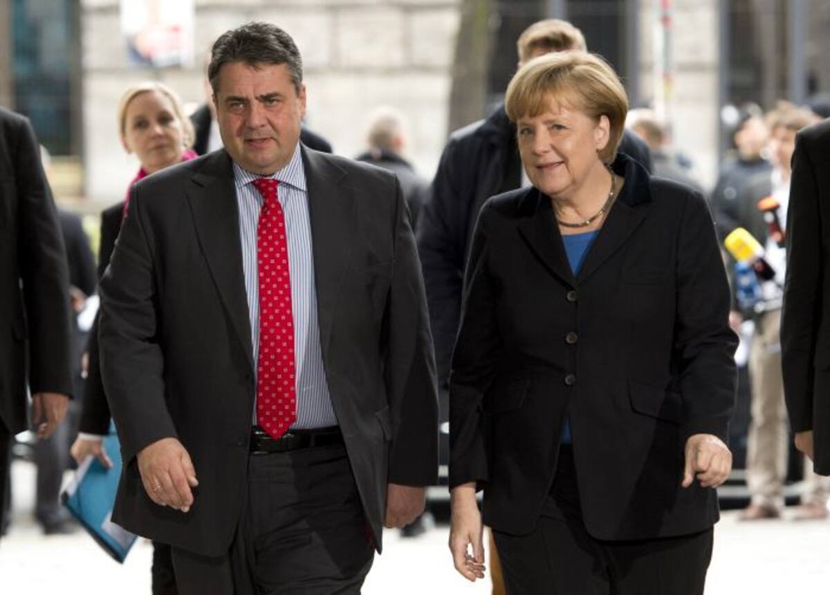 El ministro alemán de Economía, Sigmar Gabriel y la canciller Angela Merkel. AFP JOHN MACDOUGALL