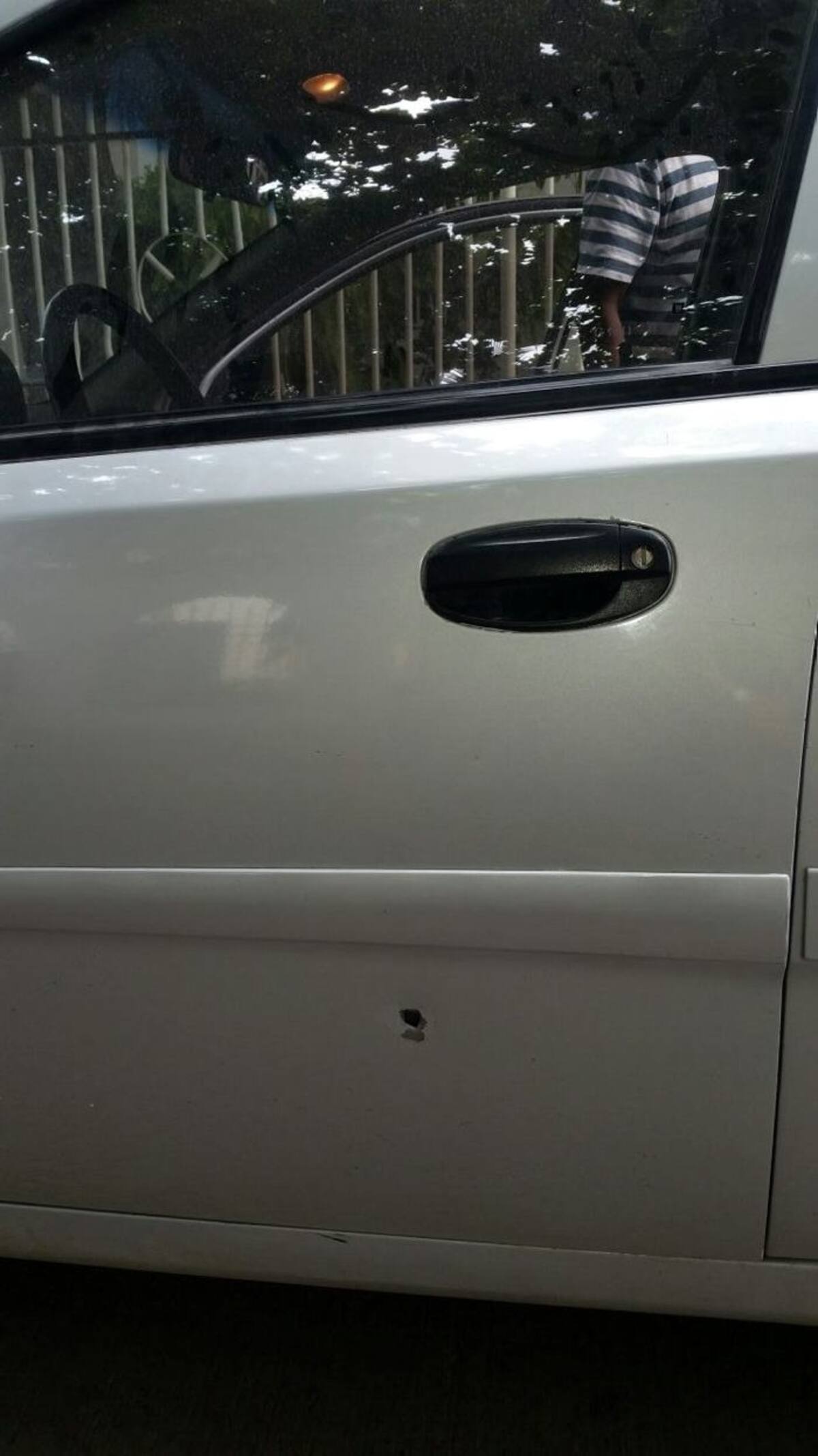 El vehículo recibió un impacto de bala en una de sus puertas y al parecer rozó una de las pantorrillas del Gerente. Cortesía