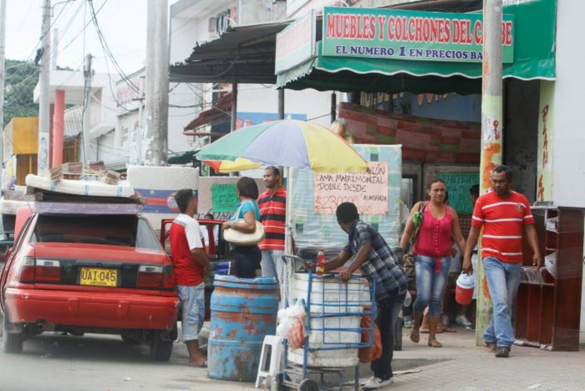 A la bajada de la loma de Bazurto ya hay casi dos carriles invadidos. JULIO CASTAÑO - EL UNIVERSAL