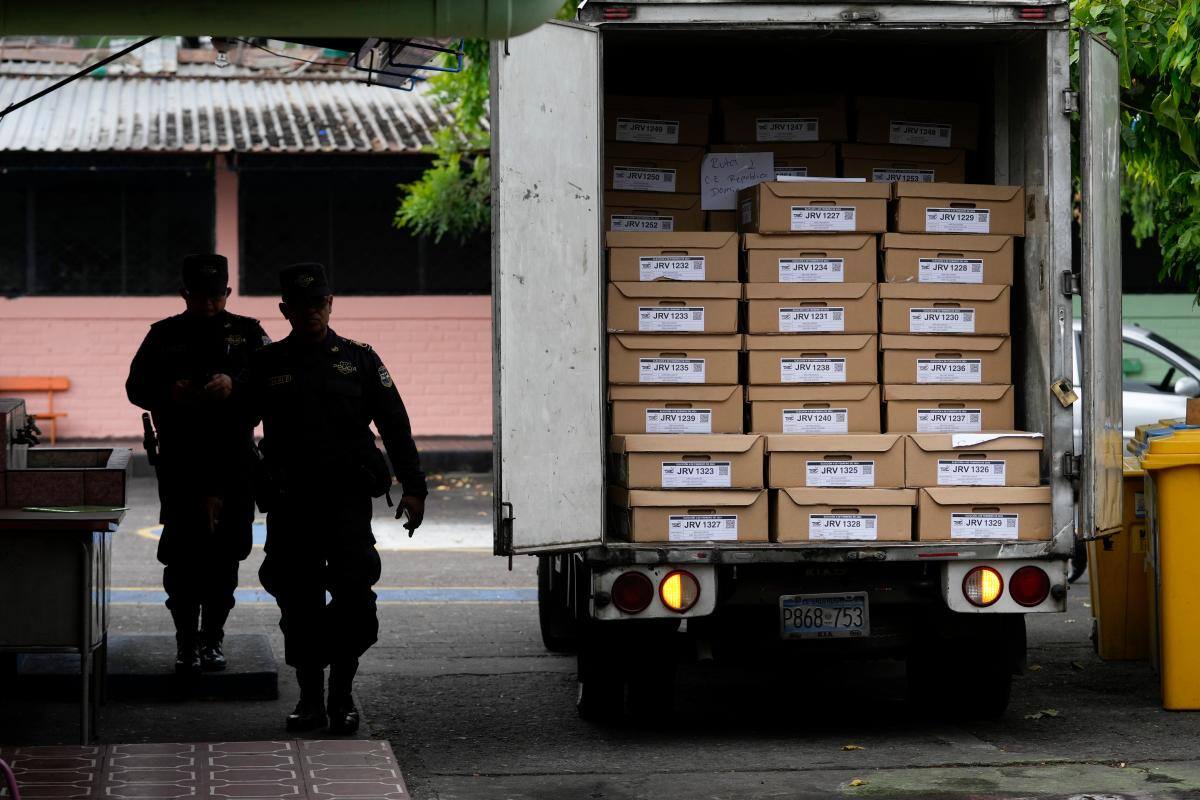 Abren los centros de votación para las elecciones presidenciales en El Salvador