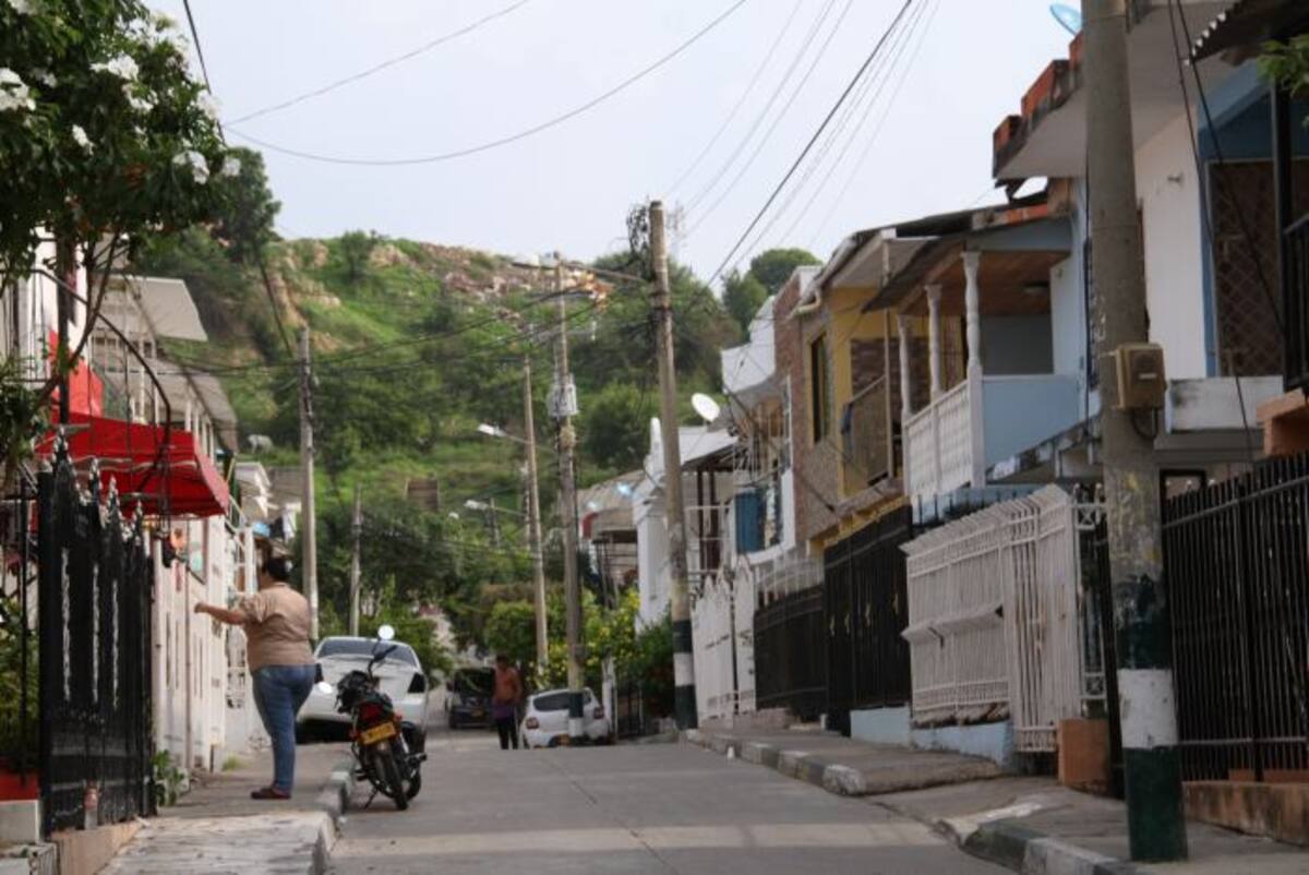 En estas calles pasan dos cosas: diariamente atracan y las usan como parqueaderos. foto zenia valdelamar