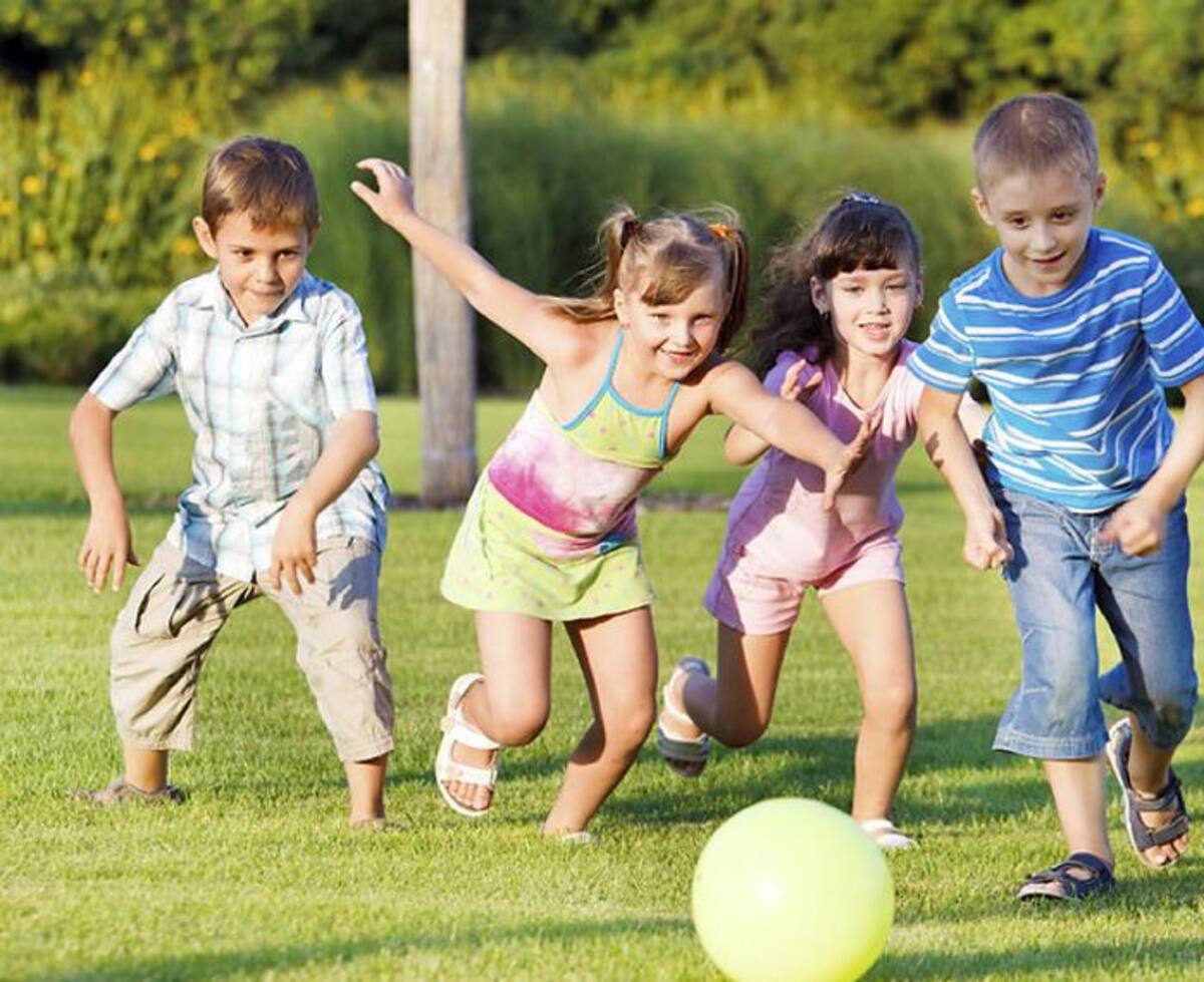 Las actividades físicas en los niños, aseguran una vida adulta sana, las cuales se pueden estimular por medio del juego al aire libre. COLPRENSA
