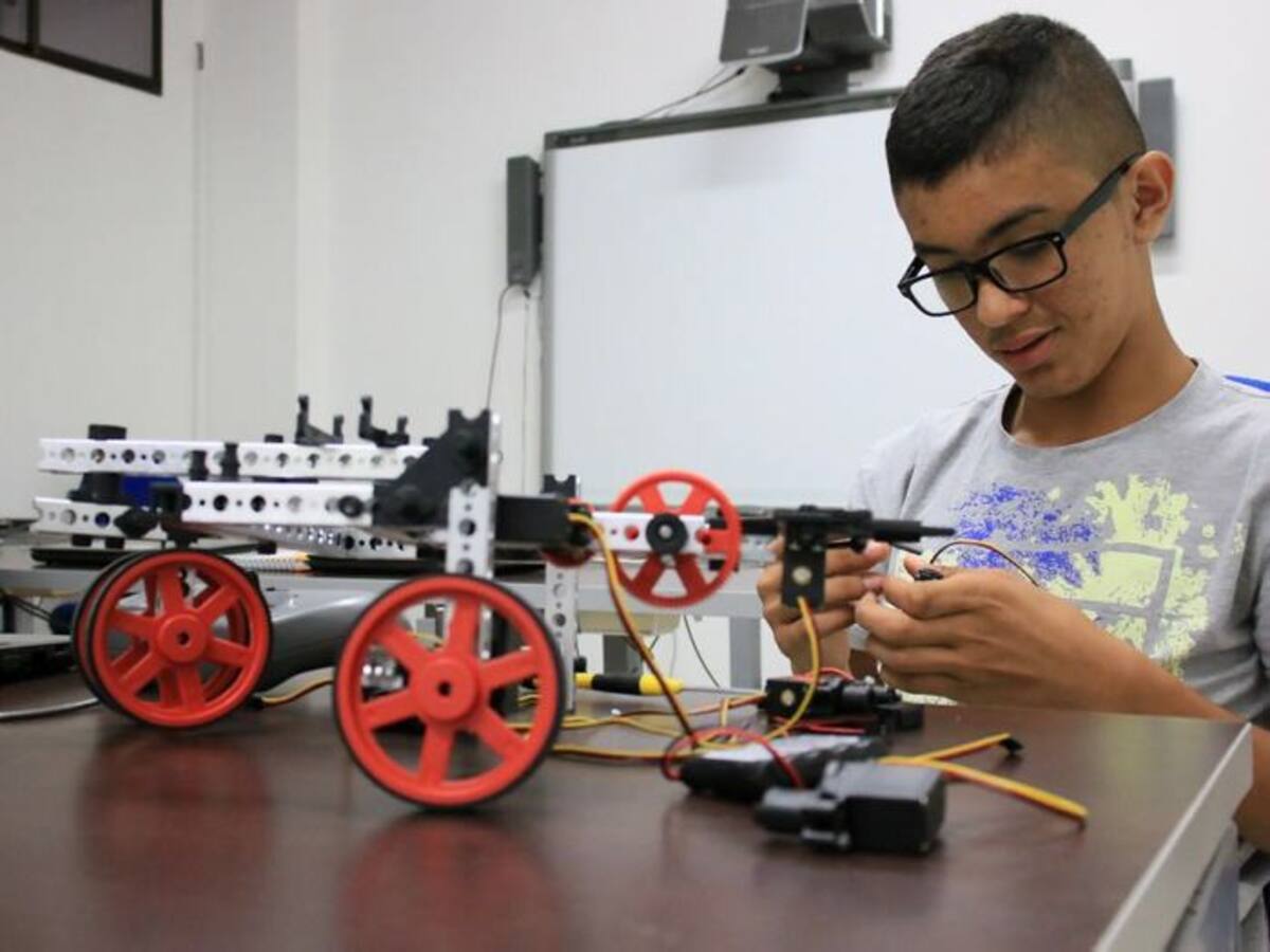En el laboratorio de robótica los estudiantes de colegios públicos pueden crear. Cortesía.
