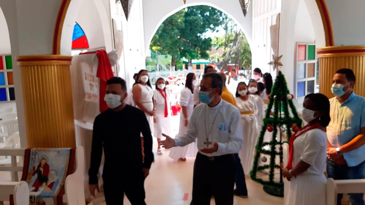 Llegada de Monseñor a la Iglesia Sagrada Familia del Niño Jesús, en República de Chile.