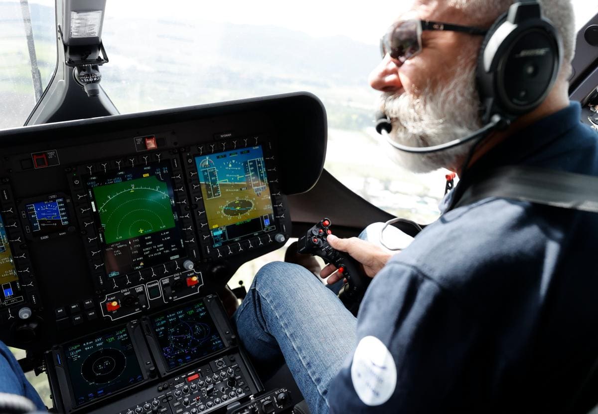 Vista hoy de un helicóptero H145 de la empresa Airbus, en el Aeropuerto Internacional El Dorado de Bogotá (Colombia). //EFE