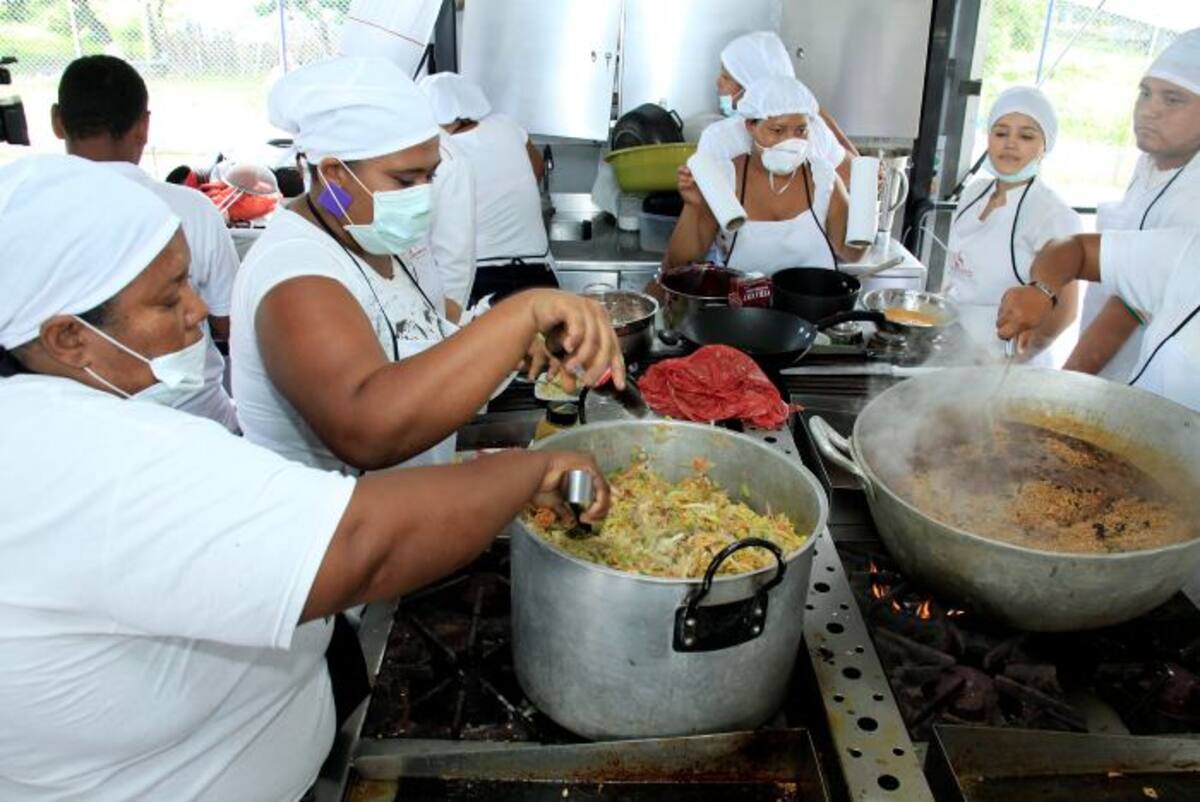 El proponente debe vincular 400 manipuladores de alimentos, pero si vincula 100 adicionales se le otorgarán 150 puntos. ILUSTRACIÓN-EL UNIVERSAL
