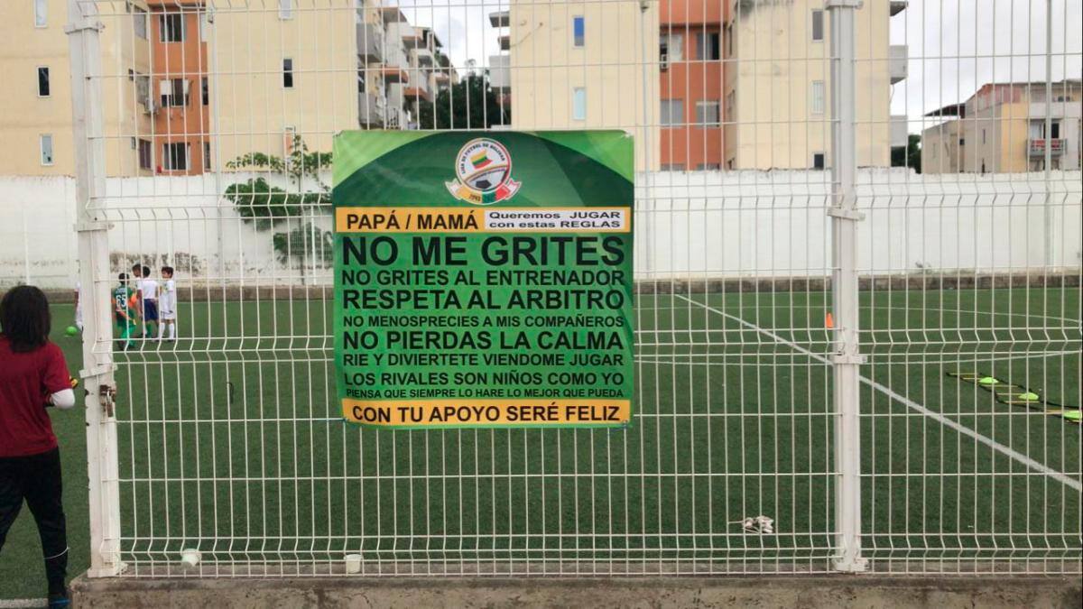 En Alameda la Victoria, las pancartas están en las tres canchas. //Cortesía