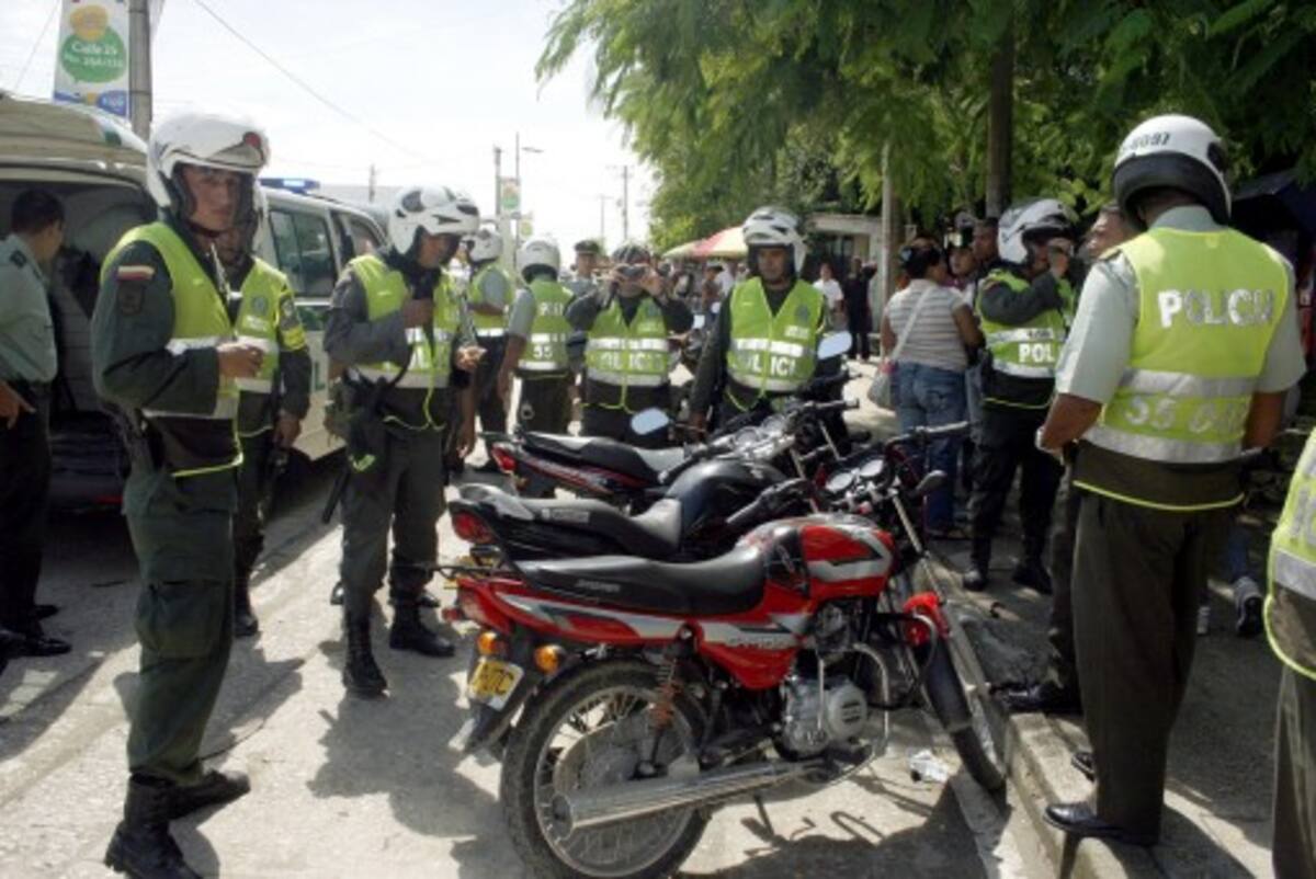 El enfrentamiento entre policías y mototaxista provocó momentos de pánico entre la gente que se hallaba en el lugar. ARCHIVO
