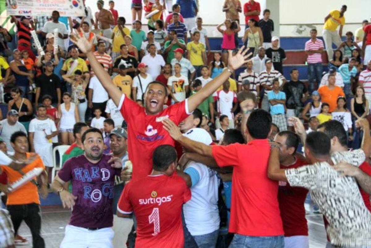 Los jugadores de Trece de Junio festejan su título de golito. Óscar Díaz Acosta-El Universal