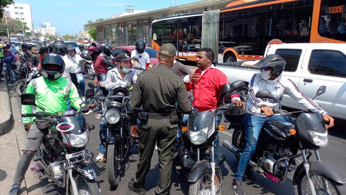 Policía hace acompañamiento para socialización del decreto de motos. // Julio Castaño, El Universal