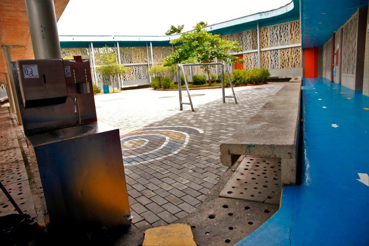 En la Institución Educativa Clemente Manuel Zabala, en Flor del Campo, tienen lavamanos portátiles en las zonas abiertas. // Foto: Aroldo Mestre - El Universal
