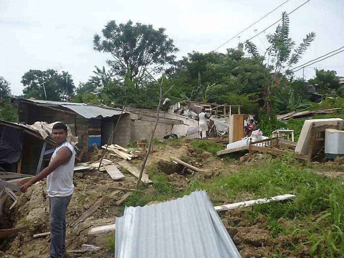 En estos momentos el terreno presenta enormes grietas. Los lugareños se están mudando. FOTO RUBEN DARIO ALVAREZ-ELUNIVERSAL