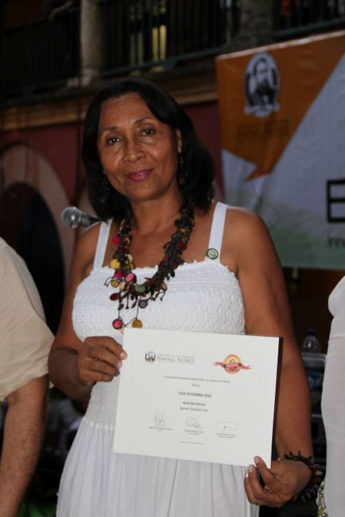 Lida fue condecorada por la Universidad Rafael Núñez como egresada destacada.