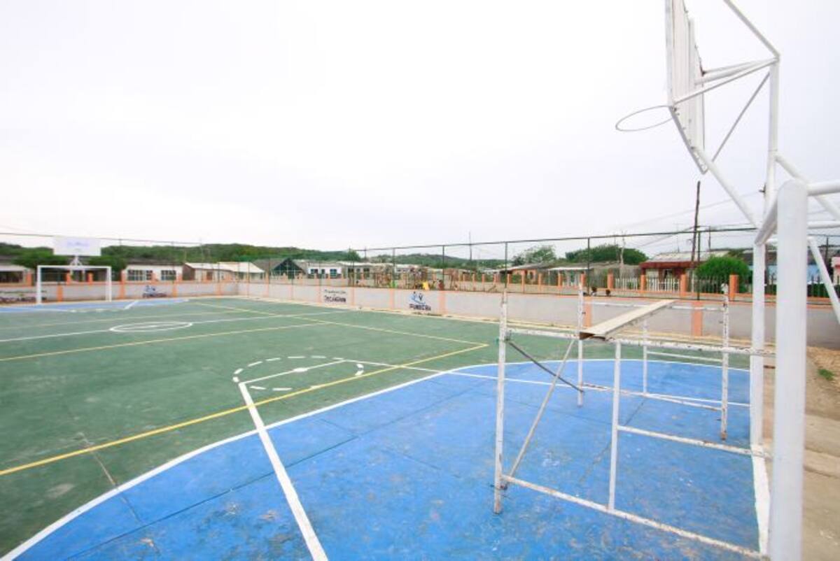 La cancha múltiple especial fue diseñada para la práctica del baloncesto, voleibol y microfútbol, hace parte del complejo deportivo y recreacional Decamerón. CORTESÍA AMAURY MUÑOZ
