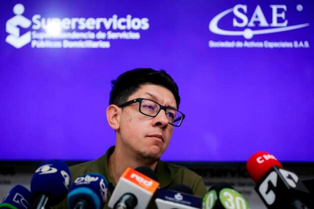 Procuraduría suspende a director de la SAE, Daniel Rojas