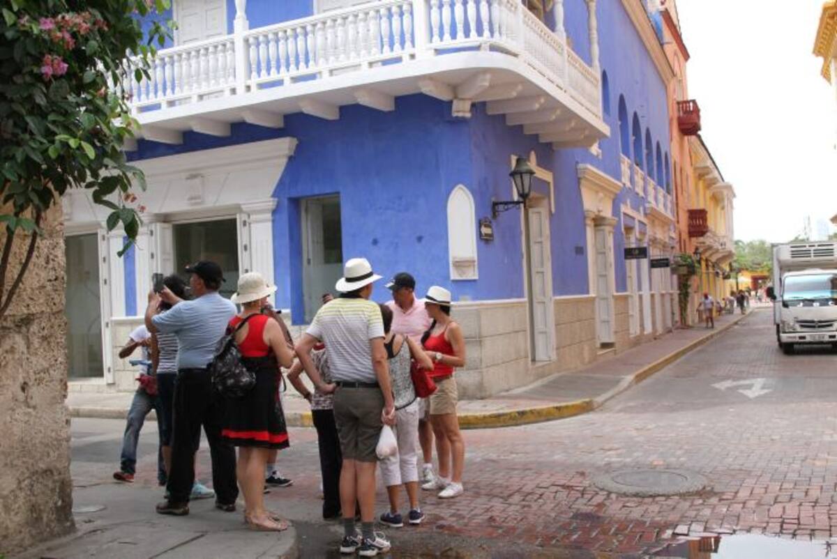 Para lograr un efectivo plan de movilidad, según los expertos, se requiere un sistema de andenes que cubra toda la ciudad y que ofrezcan comodidad, sombra y seguridad para los peatones. OSCAR DÍAZ - El Universal