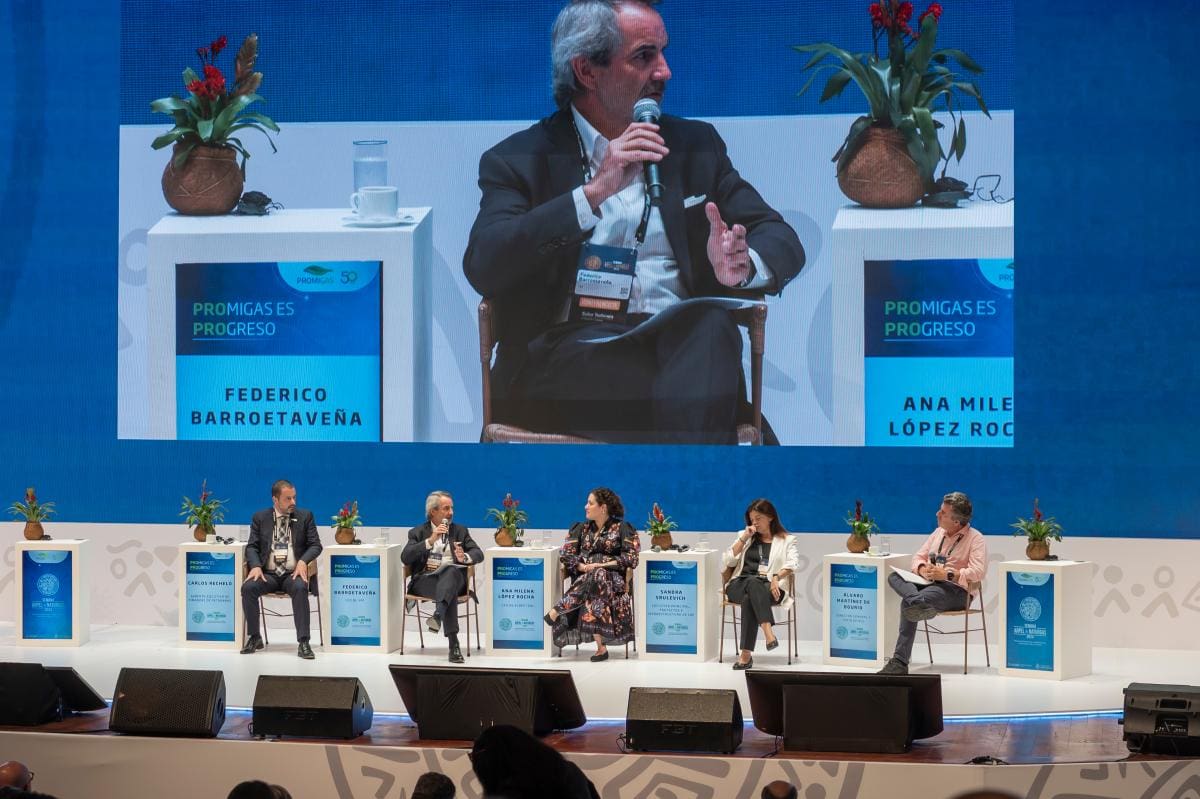 Carlos Rechelo, gerente ejecutivo de Finanzas de Petrobras; Federico Barroetaveña, de YPF; Ana Milena López Rocha, vicepresidenta Financiera de Ecopetrol; Sandra Srulevich, ejecutiva principal de Proyectos e Infraestructura de CAF; y Álvaro Martínez de Bourio, director general y socio de BCG, participantes en el panel ‘Desafíos para el financiamieto’ en la Semana Arpel -Naturgas 2024. // Cortesía