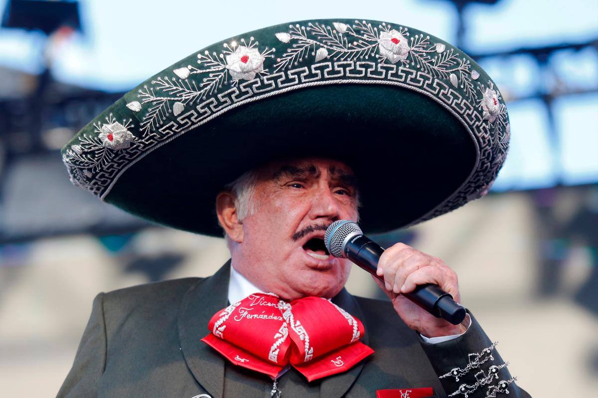 Hijo de Vicente Fernández: “Mi papá está grave”