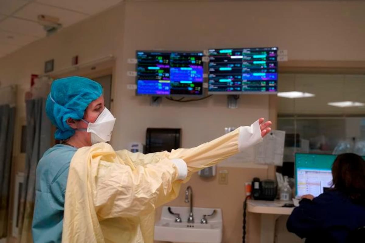 Hospitales en EEUU mantienen laborando a personal con COVID