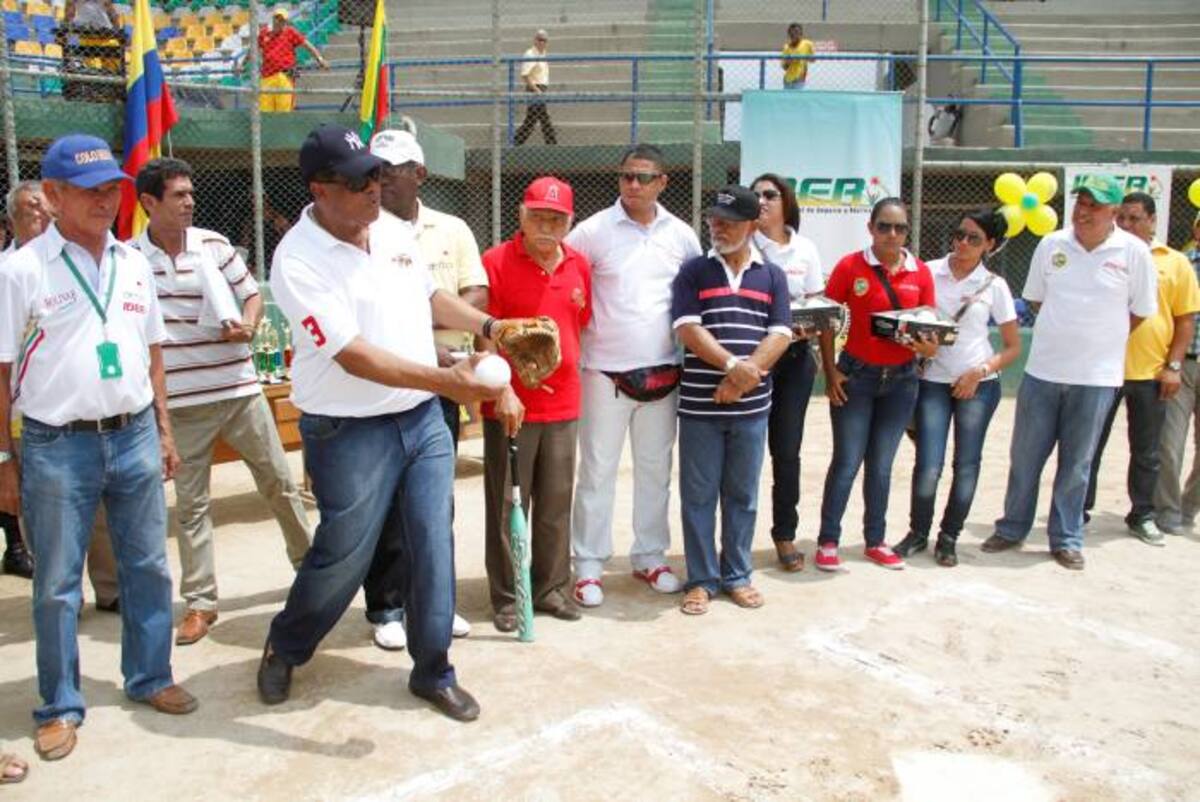 El alcalde Campo Elías Terán inauguró el torneo lanzando la primera bola. Oscar Díaz/El Universal